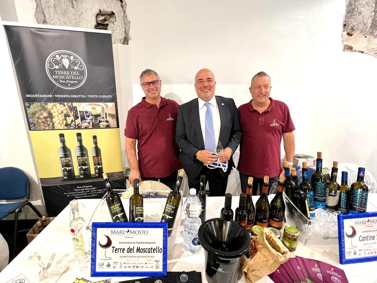 terremoscatello's tweet photo. A Mare &amp; Mosto è venuto a trovarci l'Assessore regionale al Turismo Gianni Berrino, un fan del Moscatello di Taggia. @GBerrino @RegLiguria https://t.co/A5pXqRuI3g