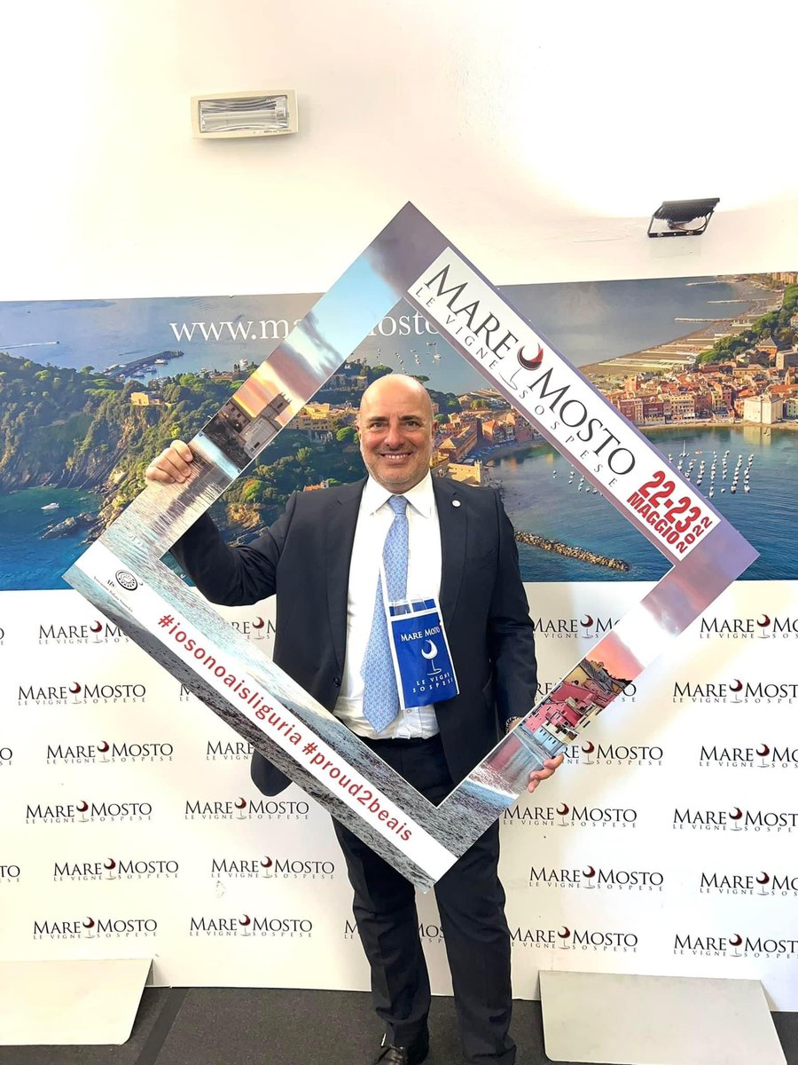 terremoscatello's tweet photo. A Mare &amp; Mosto è venuto a trovarci l'Assessore regionale al Turismo Gianni Berrino, un fan del Moscatello di Taggia. @GBerrino @RegLiguria https://t.co/A5pXqRuI3g