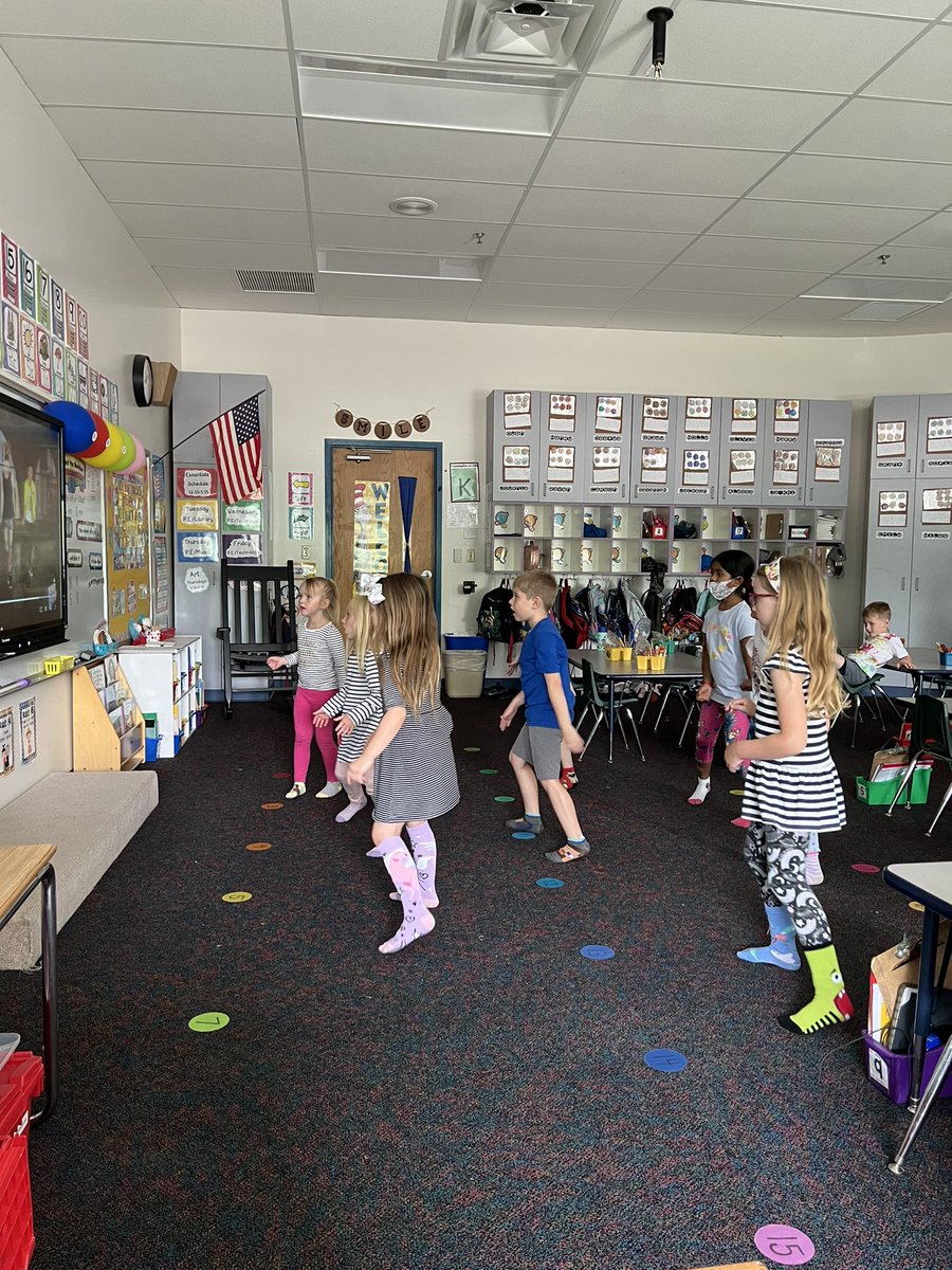 🎈Balloon pop countdown…8 days left! We had a no shoe day and a dance party!!🧦🕺🏼💃🏽