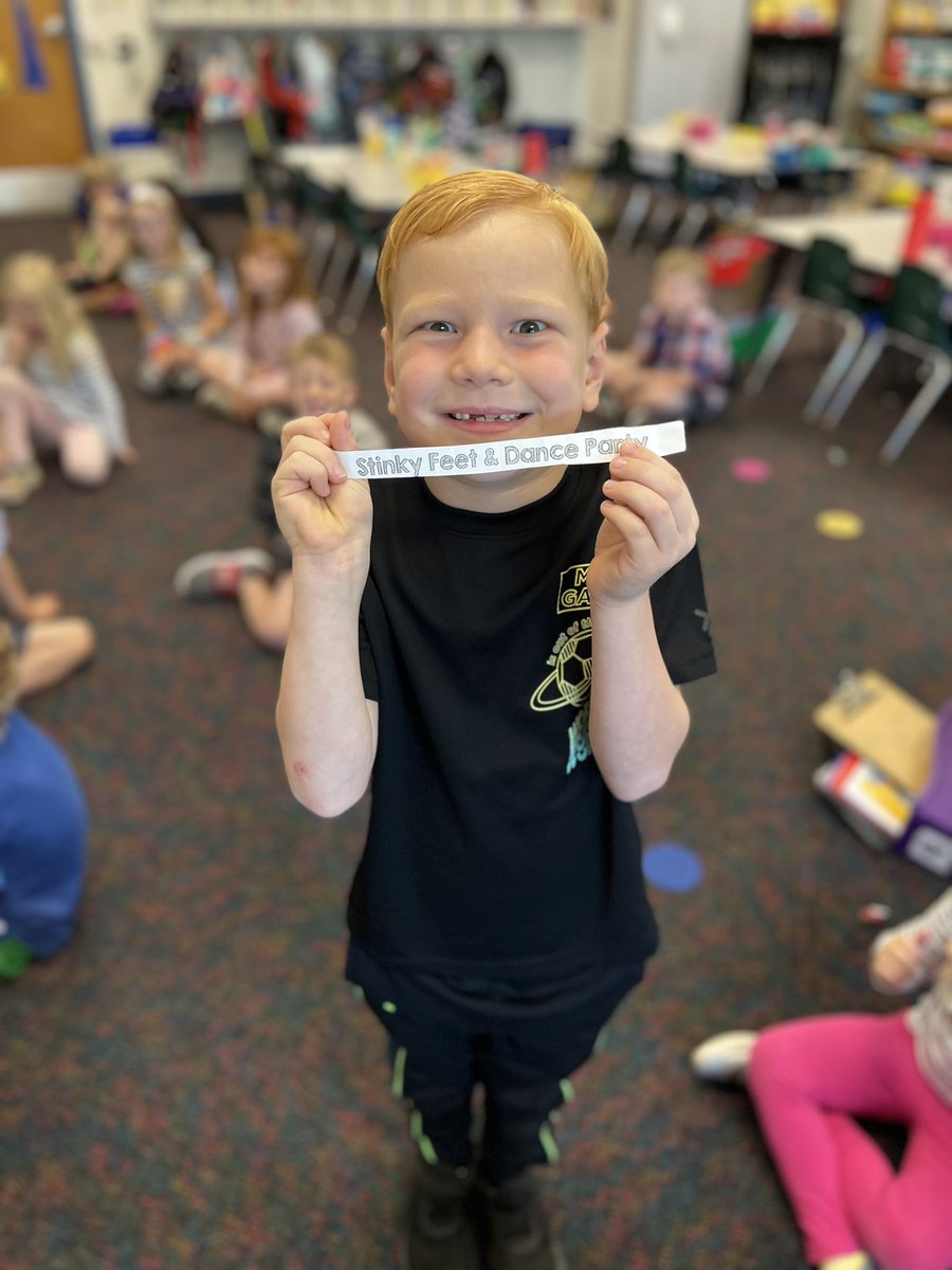 KellisonKinder's tweet photo. 🎈Balloon pop countdown…8 days left! We had a no shoe day and a dance party!!🧦🕺🏼💃🏽 https://t.co/2eYSntN79g
