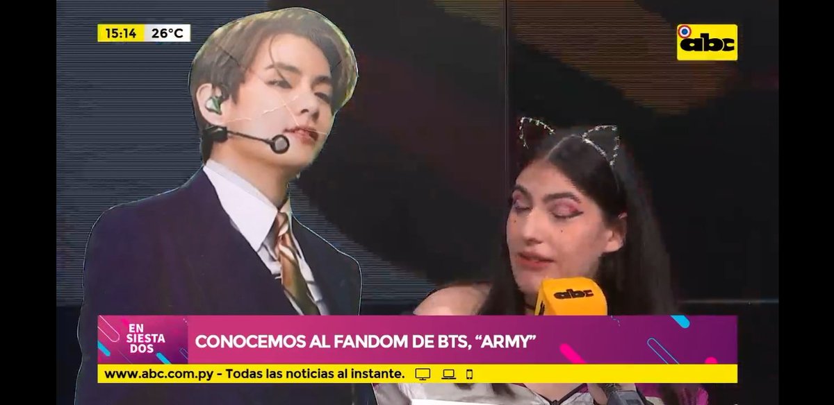 uarmyhopejm9495's tweet photo. @ArmyPy07 @ABCTVpy @BTS_twt amaaaaaa estoy viendo a mi novio en tv😩😩😩💜💜💜💜#ProofEnABC https://t.co/J9RD5KisWA