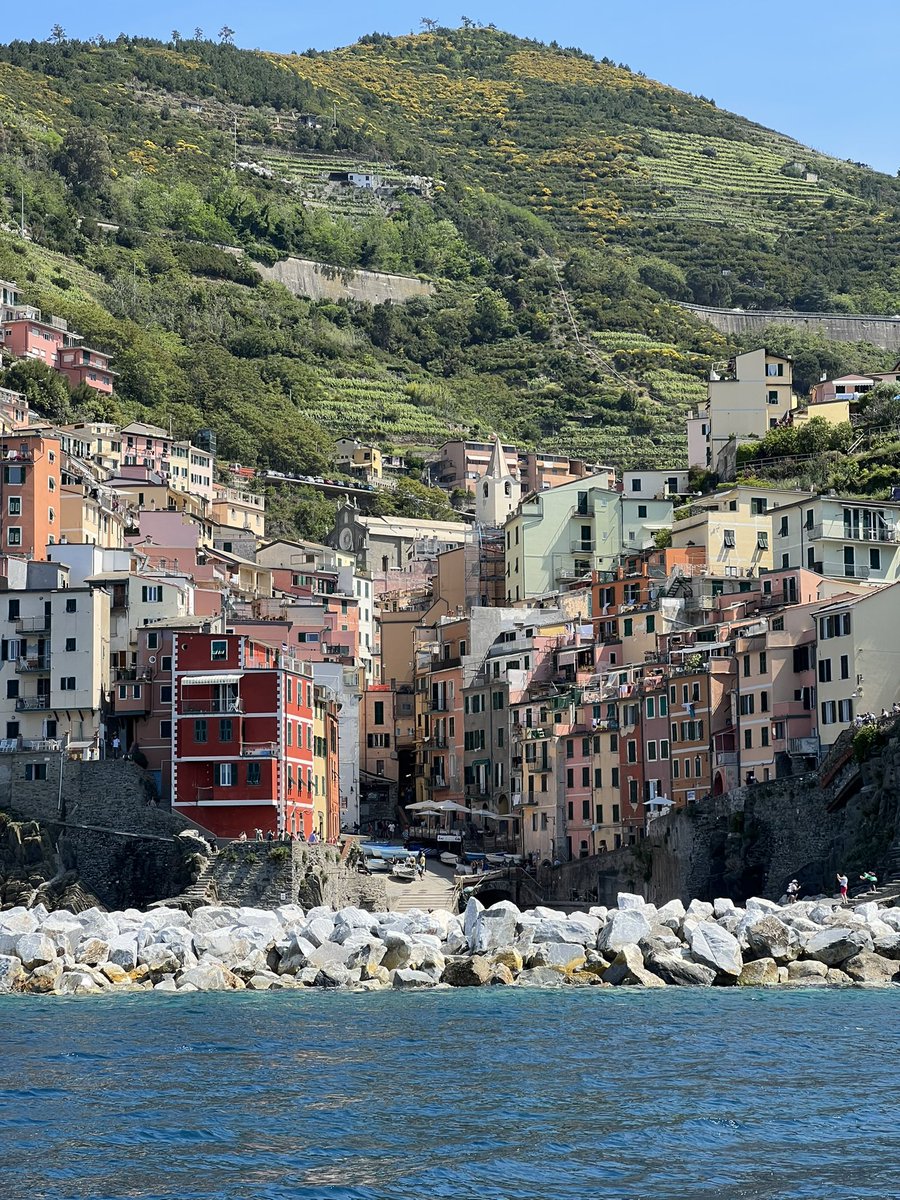 BartlettBacchus's tweet photo. Cinque Terra’s centuries old seaside towns on the #ItalianRiviera made for a beautiful sight to see….day or night. #PaintedHouses #Riomaggiore #Manarola #Vernazza #Monterossa and #PortoVenere https://t.co/ptYu4SurGi