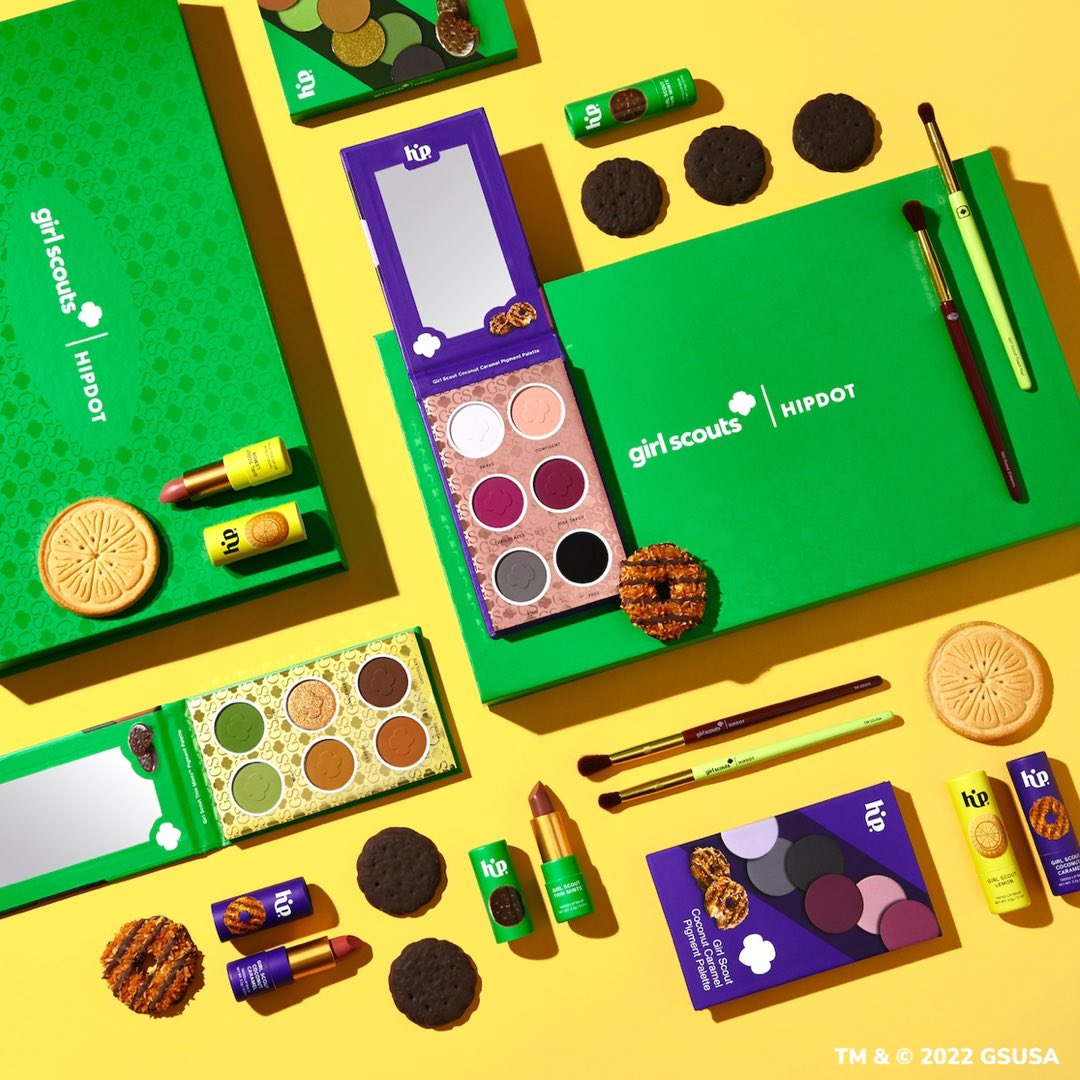 HipDotCosmetics's tweet photo. COMING May 24, 2022 #HIPDOTxGIRLSCOUTS Limited Edition Cookie Inspired Collection $84 includes:
Thin Mints Pigment Palette
Coconut Caramel Pigment Palette
Lipstick Set: Lemon Lipstick, Coconut Caramel Lipstick, Thin Mints Lipstick
*All lightly scented*
2 Eyeshadow Brushes https://t.co/2wqFePZuw9