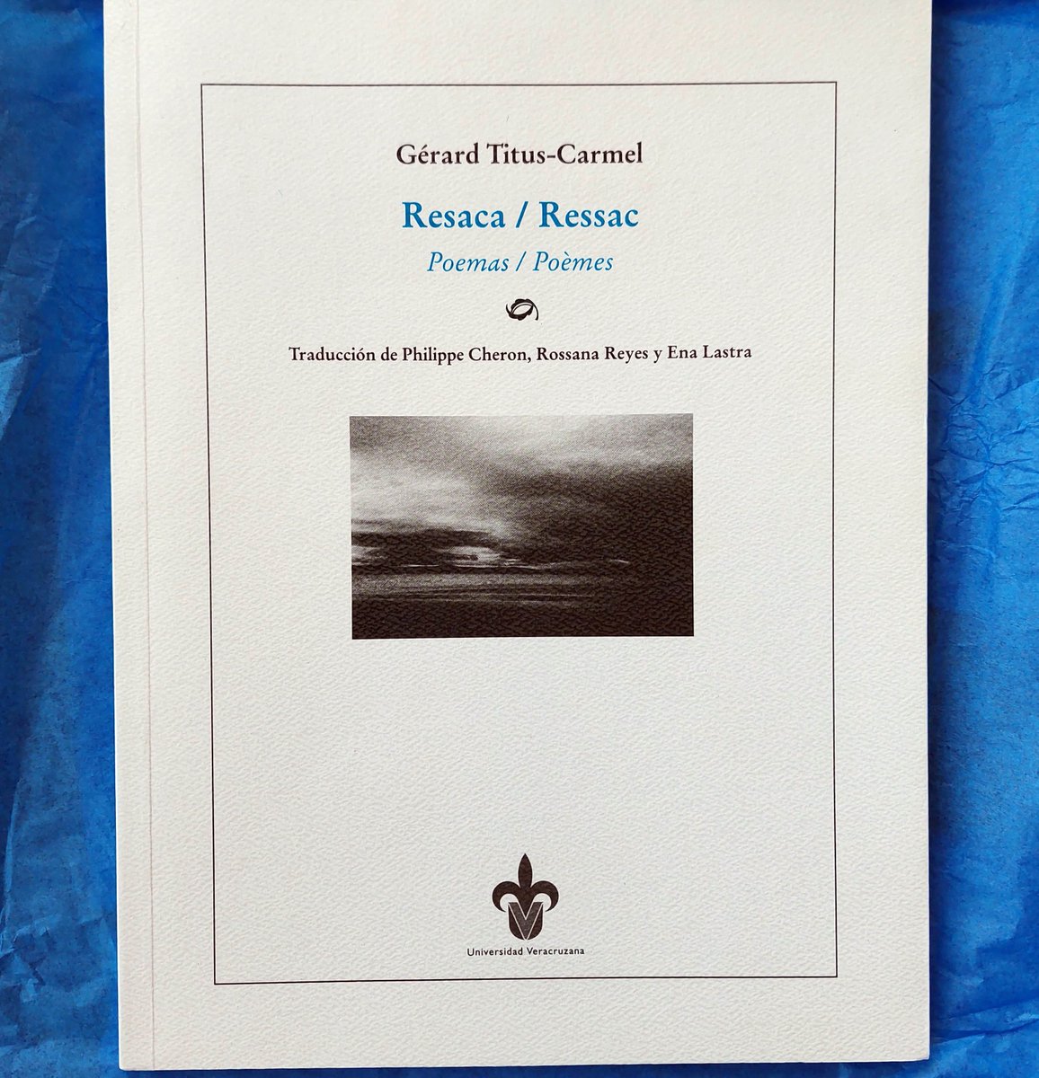 La poesía de Gérard Titus-Carmel llegó en Resaca/Ressac, nuestro #LibroDeLaSemana 📚
Fue traducido por Philippe Cheron, Rossana Reyes y Ena Lastra. 
Disponible en todo México en la librería <a href="/hyperionlibxal/">Hyperion Librería</a> 

#EditorialUV #65añosdelibros