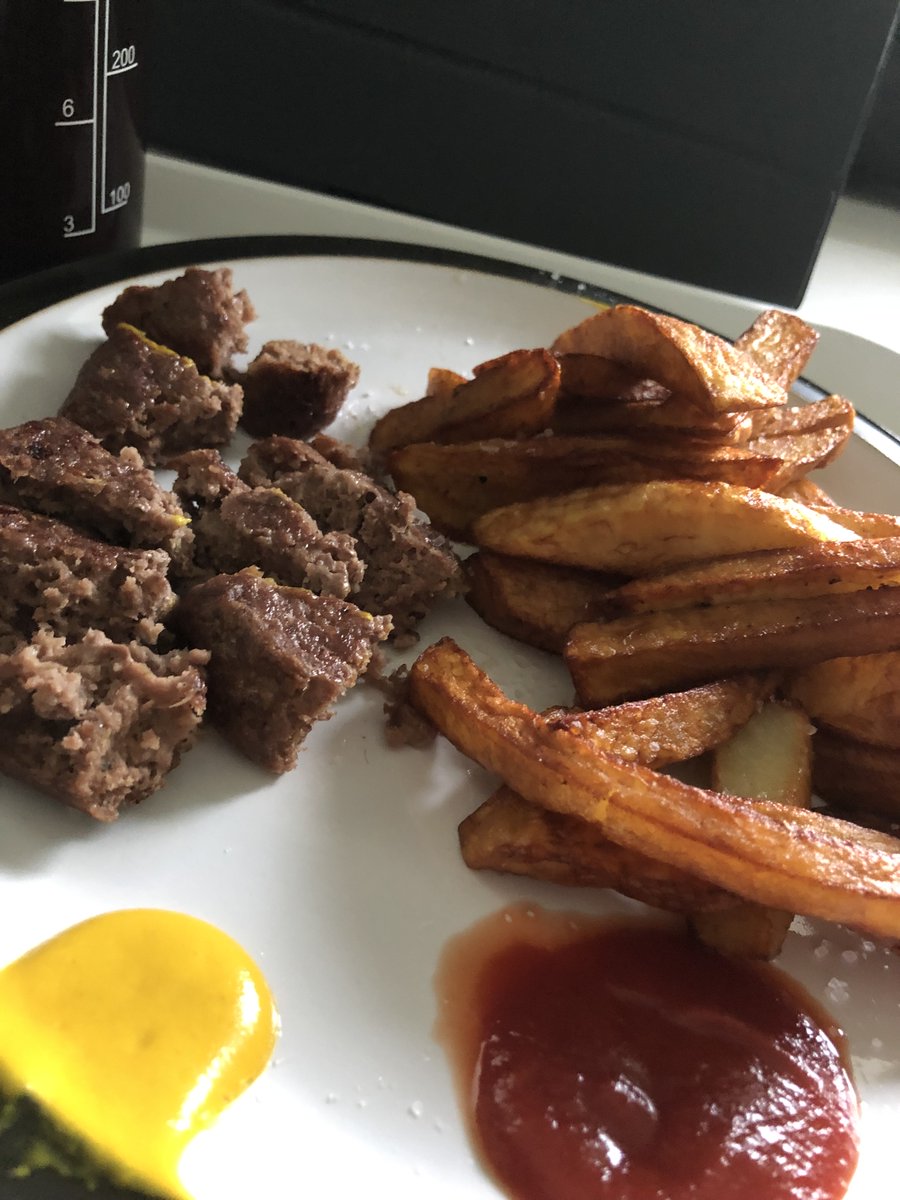 BlokeOnWheels's tweet photo. Before anybody mentions the lack of green stuff on this plate, I did have plenty at dinner time. #ProperChips https://t.co/KZZZqk6R8W