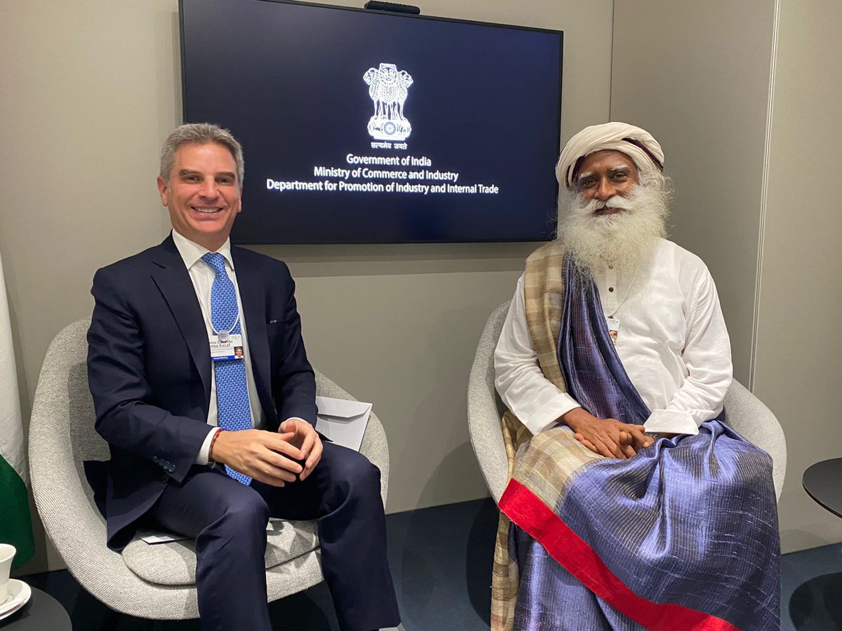 CarlosECorreaE's tweet photo. Los suelos son los que sostienen la vida en el planeta y trabajamos para mantenerlos fértiles y sanos, por eso sostuve reunión con @SadhguruJV, fundador de @ishafoundation, organización que ha logrado que su programa 'Salvemos el suelo' sea una bandera global #ColombiaEnElWef https://t.co/uQyWRpMaP9