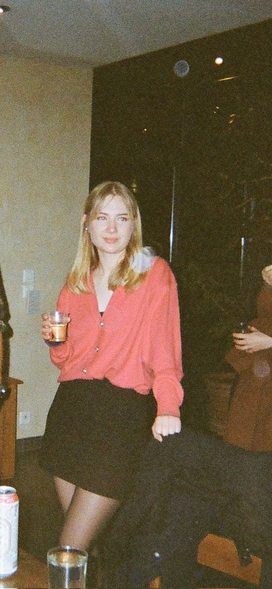 blondasse_'s tweet photo. Si un jour j'ai des enfants je veux qu'iels montrent cette photo en mode 'ma maman a 24 ans!!!' https://t.co/w9ioTmjZnN