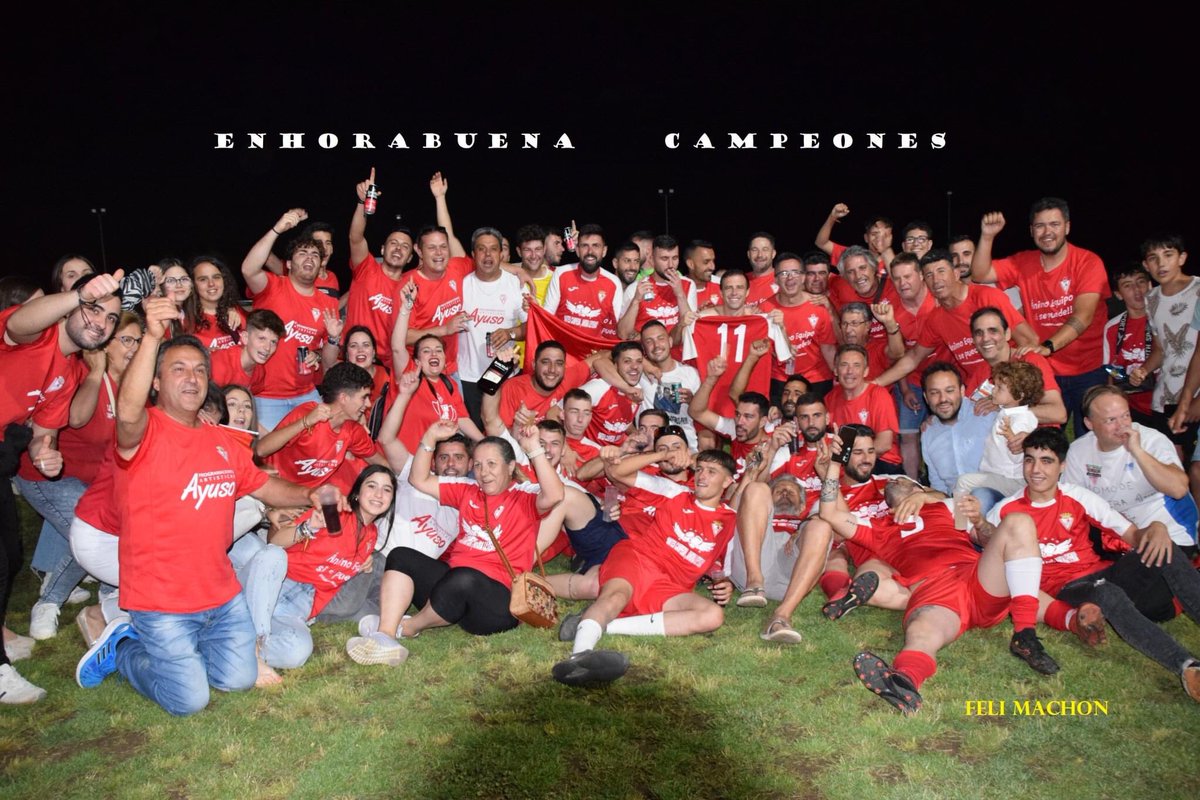 Ya hoy con más calma te das cuenta de lo bonito que fue el día de ayer,el fútbol nos la debía por tantos años intentándolo…por todo lo que he y hemos sufrido pero todo tiene su recompensa,GRACIAS a todos. No hay mejor foto para definirlo la ilusión de un pueblo y un equipo unido