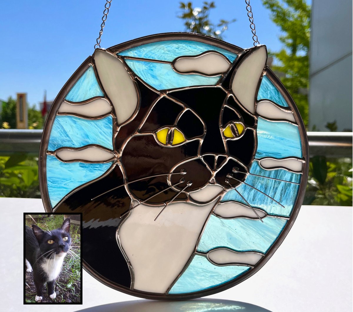 Good evening everyone #CreativeBizHour
Here you can find a #Stainedglass portrait of this Tuxedo cat among the clouds. 
You can have your cats portrait in here: etsy.com/shop/OdysseeGl…
 #womaninbizhour #yourbizhour #EthicalHour #lincsconnect #CraftBizParty #Caturday