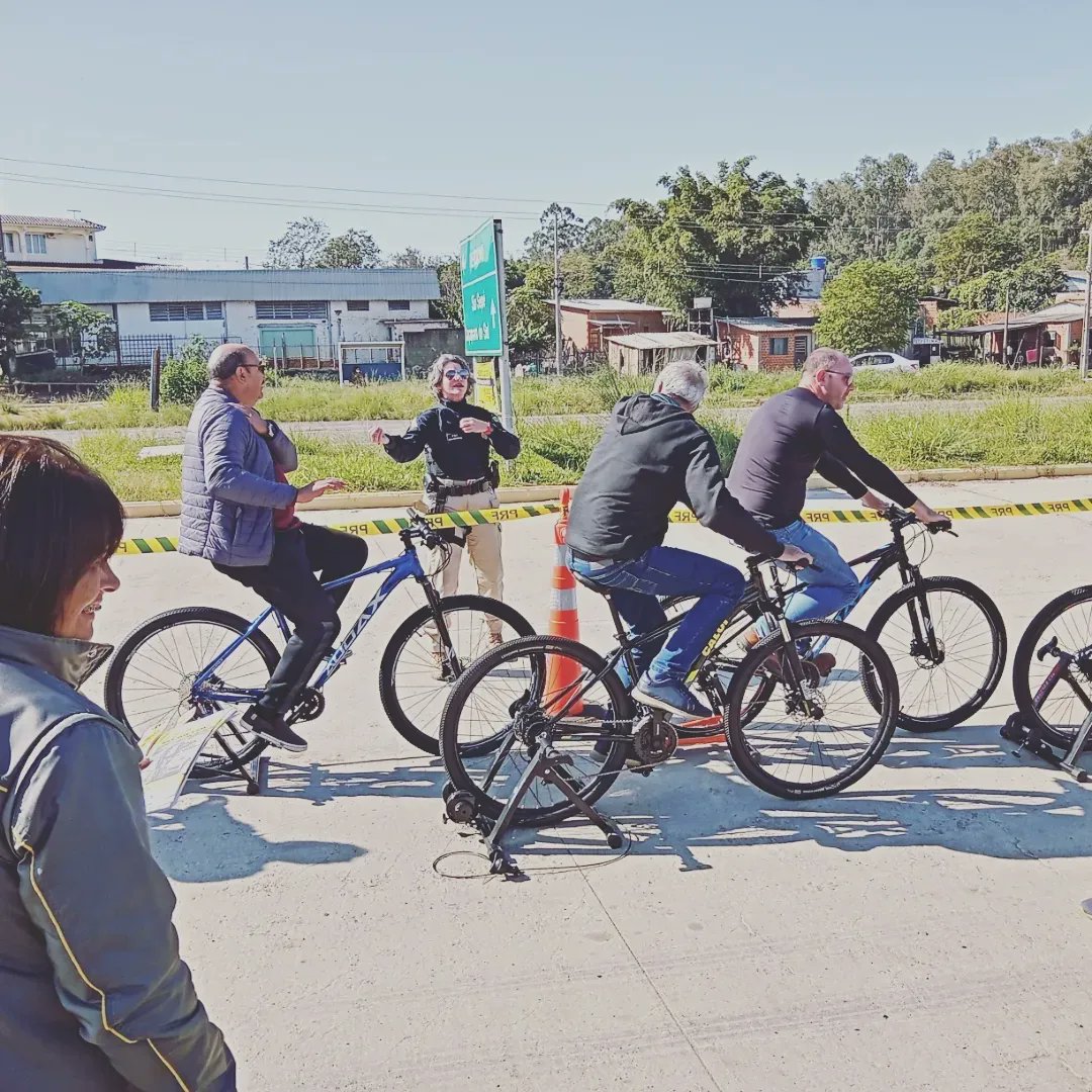 Gerimachado's tweet photo. Hoje foi dia de realizarmos ação de conscientização do respeito ao ciclista. A @AburBrasil e @prf_rs se uniram por uma ação na BR 392, em Santa Maria, de conscientização pela segurança dos ciclistas, dentro das ações do Maio Amarelo, por mais segurança no Trânsito. https://t.co/SIMCPVO9xZ