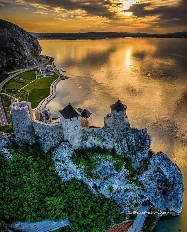 gokhnkaratas_73's tweet photo. #Tuna kıyısında bir vatandı #Güvercinlik

Güvercinlik Kala'sı Sırbistan 

#Golubac
#Sırbistan

#Sırbistan’ın doğu kesiminde Tuna ırmağının güney kenarında, #Semendire ile Orsova arasındaki yer alan Güvercinlik (Golubac) uzun yıllar Osmanlı Tuna ince donanmasının üssü olmuştur. https://t.co/99bL8gP9A4