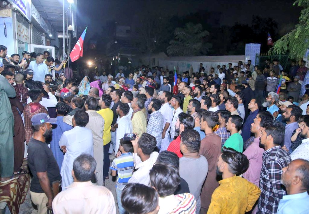 MQMPUpdates's tweet photo. پاک سرزمین پارٹی کے چیئرمین سید مصطفیٰ کمال کا حلقہ #NA240 کی انتخابی مہم کے سلسلے میں ڈسٹرکٹ کورنگی یوسی 25 الیکشن آفس کا افتتاح اور  عوامی رابطہ مہم سے خطاب کیا، اس موقع پر امیدوار برائے حلقہ این اے 240 شبیر احمد قائمخانی اور صدر ڈسٹرکٹ کورنگی نجم مرزا و دیگر موجود ہیں۔ https://t.co/xVckz3hXro