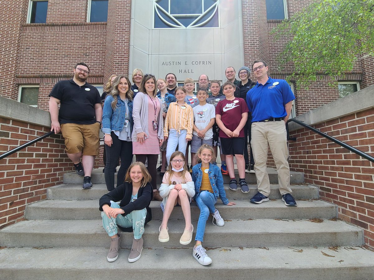 becky_stapel's tweet photo. Such a great experience visiting the @sncits crew this afternoon! Our @ForestGlenElem Timbertail Tech Team students experienced VR, explored data rooms, helped SNC staff with tech issues and saw a greenhouse that's 100% managed by technology! Thanks for reaching out, @KheenanH! https://t.co/hF5kkO9Url
