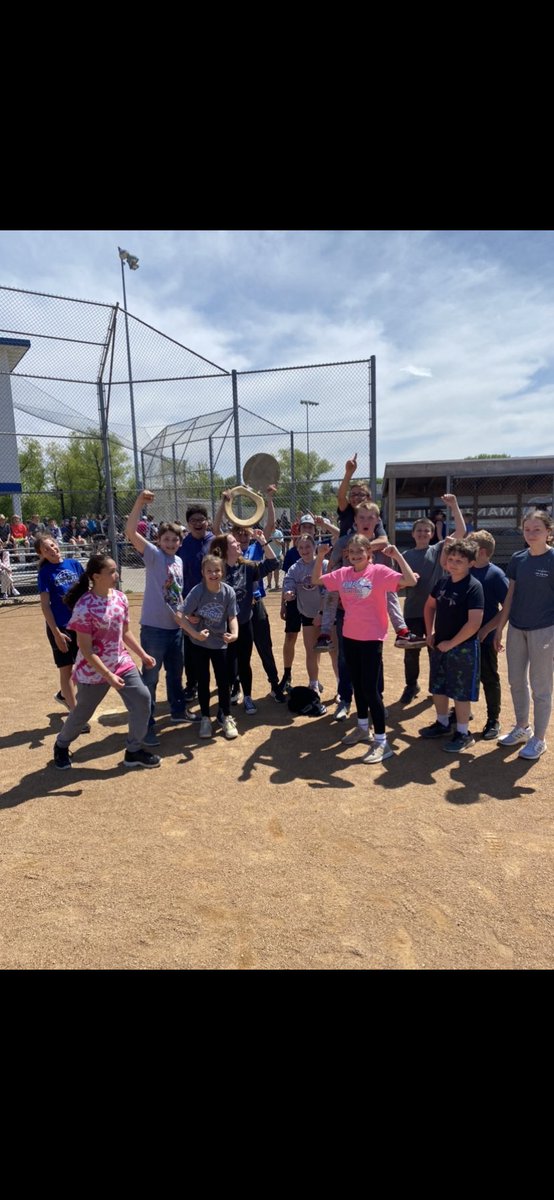 SuessSlone's tweet photo. Your 2022 Toilet Bowl champions, The Suessville Things!   @KMMS_Larsen #AllDayAdvisory https://t.co/8QuI6uaBDI