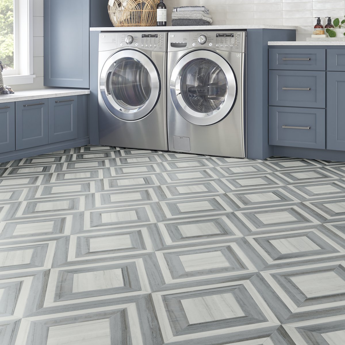FCWMagazine's tweet photo. It's #DesignMonday! Sheet vinyl products have durable performance &amp; new visual capabilities. This collection captures the look of marble in a dynamic diamond design. And with its waterproof performance, it fits right at home in this laundry room! [📷: @manningtonfloor Miramar] https://t.co/yitVYbwFrE