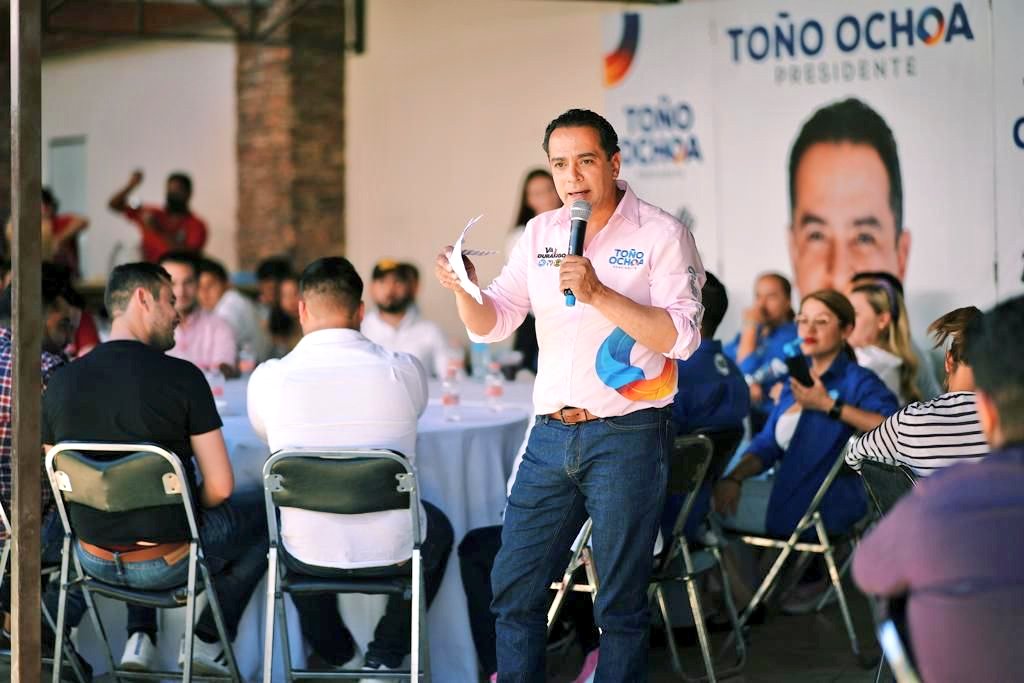 dionelsena's tweet photo. Bajo el grito "Toño, Presidente"... El candidato a la alcaldía de #Durango por la coalición #VaPorDurango @josejoseantonio sostuvo encuentro con comunidad estudiantil, ahí el aspirante se comprometió con ellos a seguir impulsando el talento joven del municipio.
#Team8A
#PAN
#PRI https://t.co/rdQ1HMhLjw