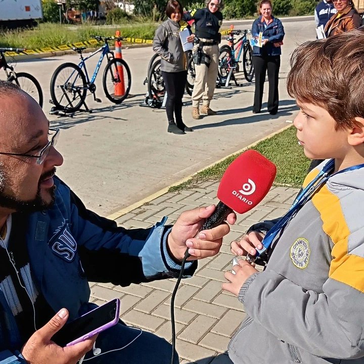 Gerimachado's tweet photo. O Bernardo batendo um papo na Rádio CDN e @diariosm na ação de conscientização do @maioamarelo pela segurança dos ciclistas, realizada pela @AburBrasil e @prf_rs https://t.co/Yj3dKa4E47
