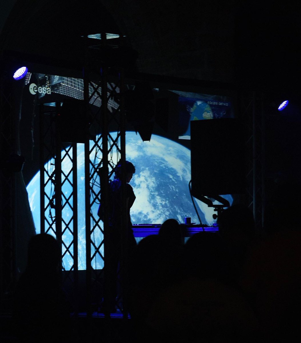 Sonorasmusic's tweet photo. 🌎 Ningún cierre podía superar el show de ‘No signal’ del dúo de #bromo en #SONORASIV
🔭 El último espectáculo nos ofreció un impactante recorrido visual y sonoro, en clave reivindicativa.
🎇 Un fin de fiesta que puso el broche de oro a una edición inigualable.
📸: @ziina.__ https://t.co/ujddoq7LmG