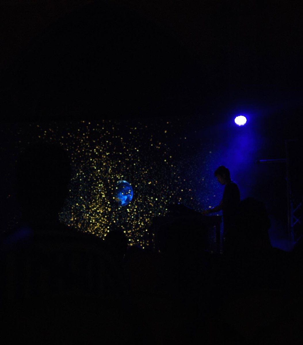 Sonorasmusic's tweet photo. 🌎 Ningún cierre podía superar el show de ‘No signal’ del dúo de #bromo en #SONORASIV
🔭 El último espectáculo nos ofreció un impactante recorrido visual y sonoro, en clave reivindicativa.
🎇 Un fin de fiesta que puso el broche de oro a una edición inigualable.
📸: @ziina.__ https://t.co/ujddoq7LmG