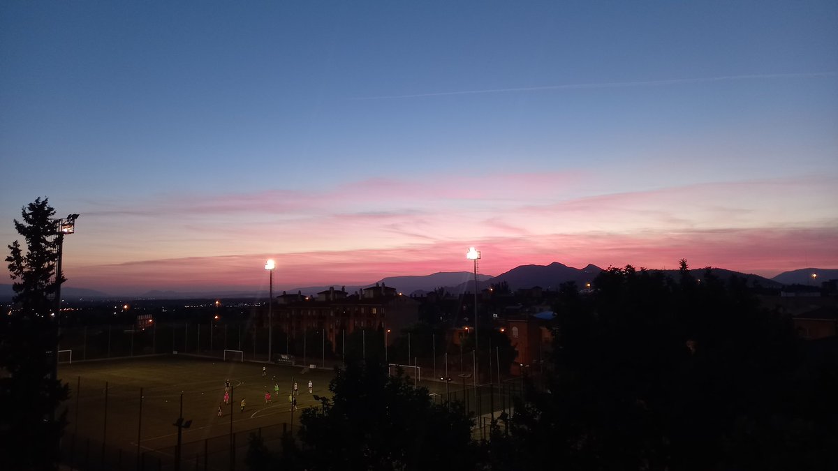 ana_loga_'s tweet photo. Sí, salgo al balcón a ver las puestas de sol 😍 https://t.co/BFLNrGCJBS