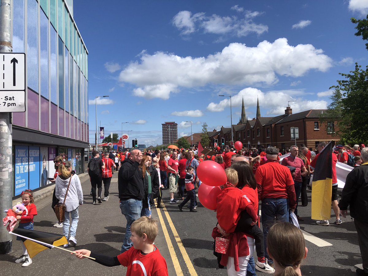 GaeilgeStKevins's tweet photo. Comhghairdeas ollmhór leis an @dreamdearg as lá den scoth a eagrú! B’iontach an deis dár ndaltaí tacú leis an fheachtas fá choinne #AchtGaeilge! #ColáisteNaomhCaoimhín #AnGhaeilge #FearManach https://t.co/gaiTNNVBHk