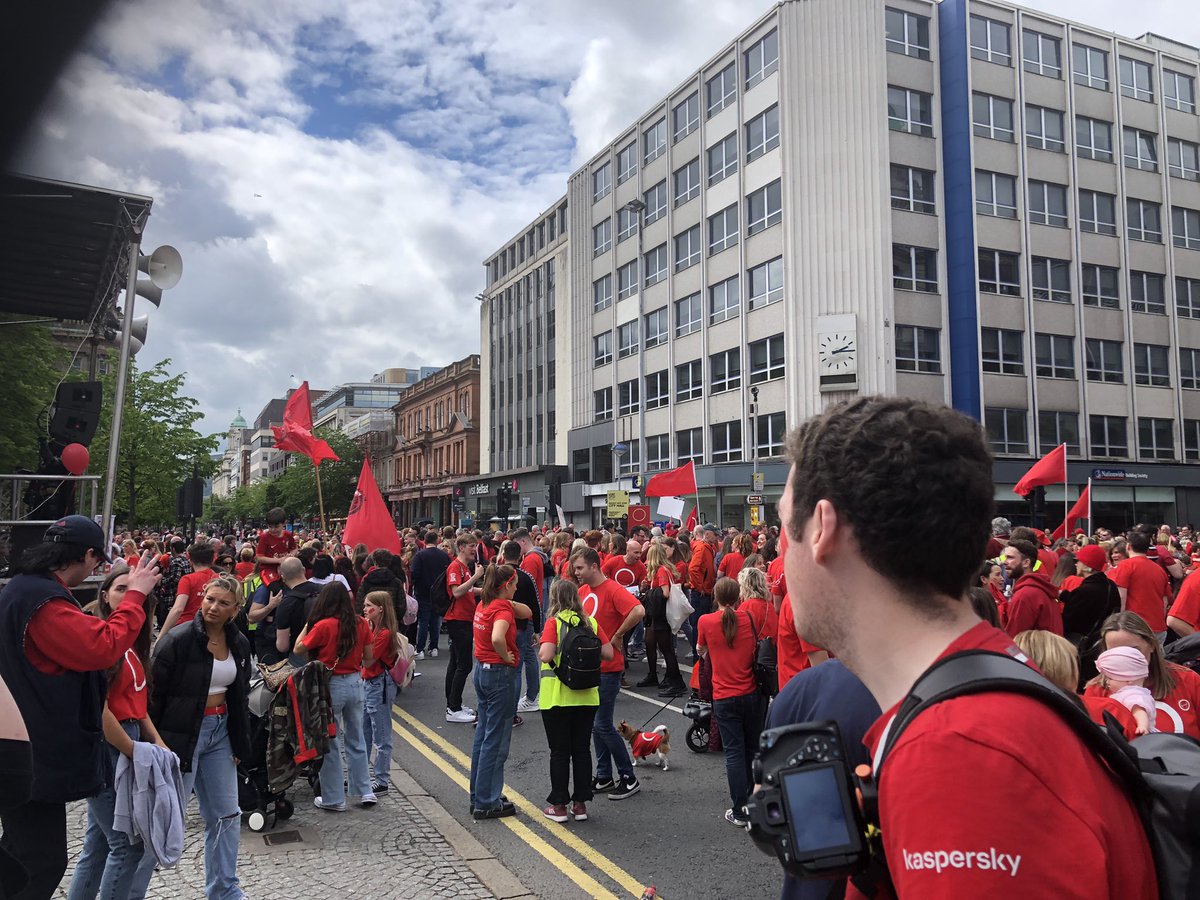 GaeilgeStKevins's tweet photo. Comhghairdeas ollmhór leis an @dreamdearg as lá den scoth a eagrú! B’iontach an deis dár ndaltaí tacú leis an fheachtas fá choinne #AchtGaeilge! #ColáisteNaomhCaoimhín #AnGhaeilge #FearManach https://t.co/gaiTNNVBHk