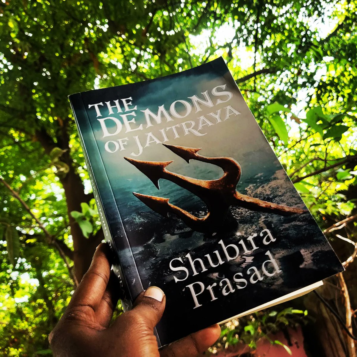 SrijaR3's tweet photo. 🅱️🅾️🆗 𝑹𝑬𝑽𝑰𝑬𝑾:

𝑻𝑰𝑻𝑳𝑬: THE DEMONS OF JAITRAYA
𝑨𝑼𝑻𝑯𝑶𝑹: SHUBIRA PRASAD
𝑭𝑶𝑹𝑴𝑨𝑻: 𝑷𝑨𝑷𝑬𝑹𝑩𝑨𝑪𝑲
𝑮𝑬𝑵𝑬𝑹: MYTHOLOGICAL THRILLER
Check this link for detailed review
https://t.co/hfQGKH4dAZ https://t.co/OBTYKmR0dX