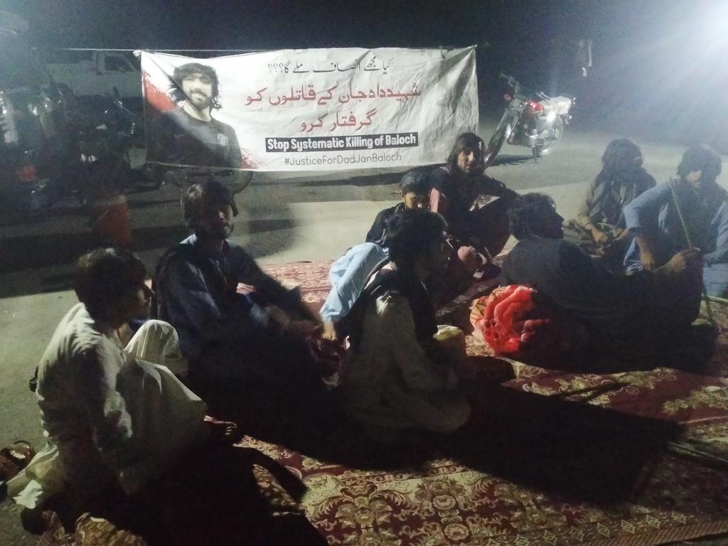 Justice4DadJan's tweet photo. شہید داد جان عنایت کے اہلخانہ اور اہلیان پنجگور کا غیر معینہ مدت کے لئے دھرنا سولہ گھنٹے بعد بھی تاحال جاری یے۔ 
#JusticeForDadJanInayat 
#DarnaForDadJan https://t.co/4w9itoVMJP