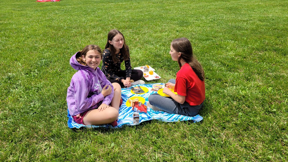 MrsThomasTeach5's tweet photo. 5th Grade BBQ!  Celebrating the end of Elementary school! https://t.co/SvHKFVlCE6