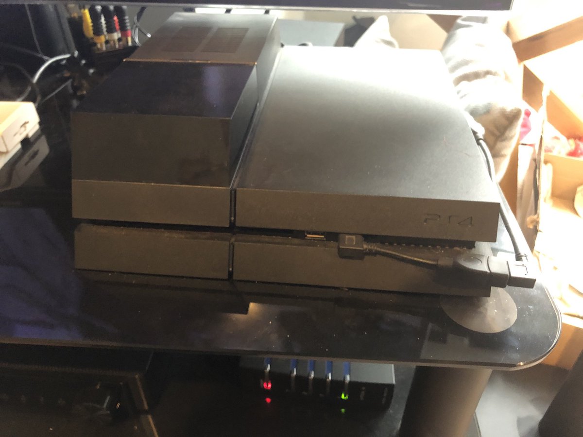 hexfreq's tweet photo. So who else can’t help but mess with consoles 😂
For example, my L shaped PS4 with 3.5” 2TB drive.
#ps4 #modding #gaming #ps4mod https://t.co/tW6QCnP4cs