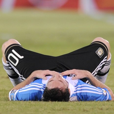 FutActualizado's tweet photo. 🪦☠️ El día que Fox Sports declaró MUERT0 a MESSI
En 2012, Fox Sports subió un tweet confirmando el fallecimiento de Leo Messi por un "Paro Cardiorespiratorio" en un entrenamiento. Minutos más tarde fue borrado y dijeron que los habían hackeado pero ya había recorrido el mundo. https://t.co/Rp1B7fRVdW
