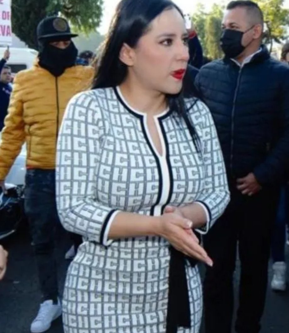 Con ustedes, la persona que quitó los rótulos por ser de mal gusto: