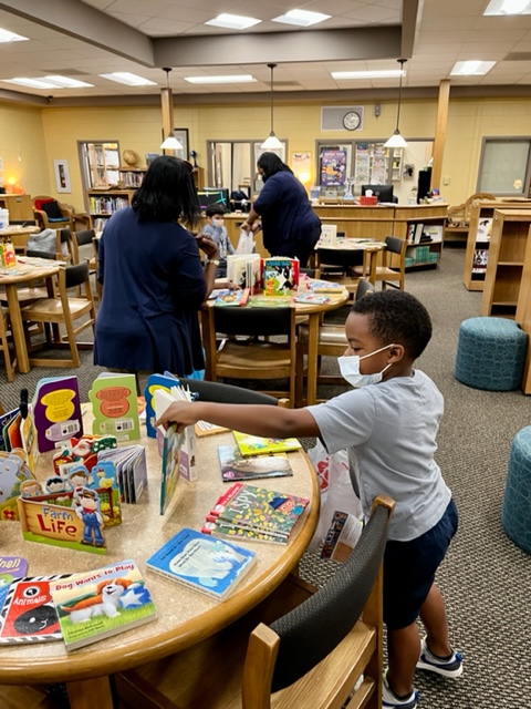 LBNELibrary's tweet photo. #R2ReadytoRead has made for some very happy Reader Bees! Thank you for the great books @lonniebnelson
🐝❤️📚 https://t.co/s4FWcrnE6g