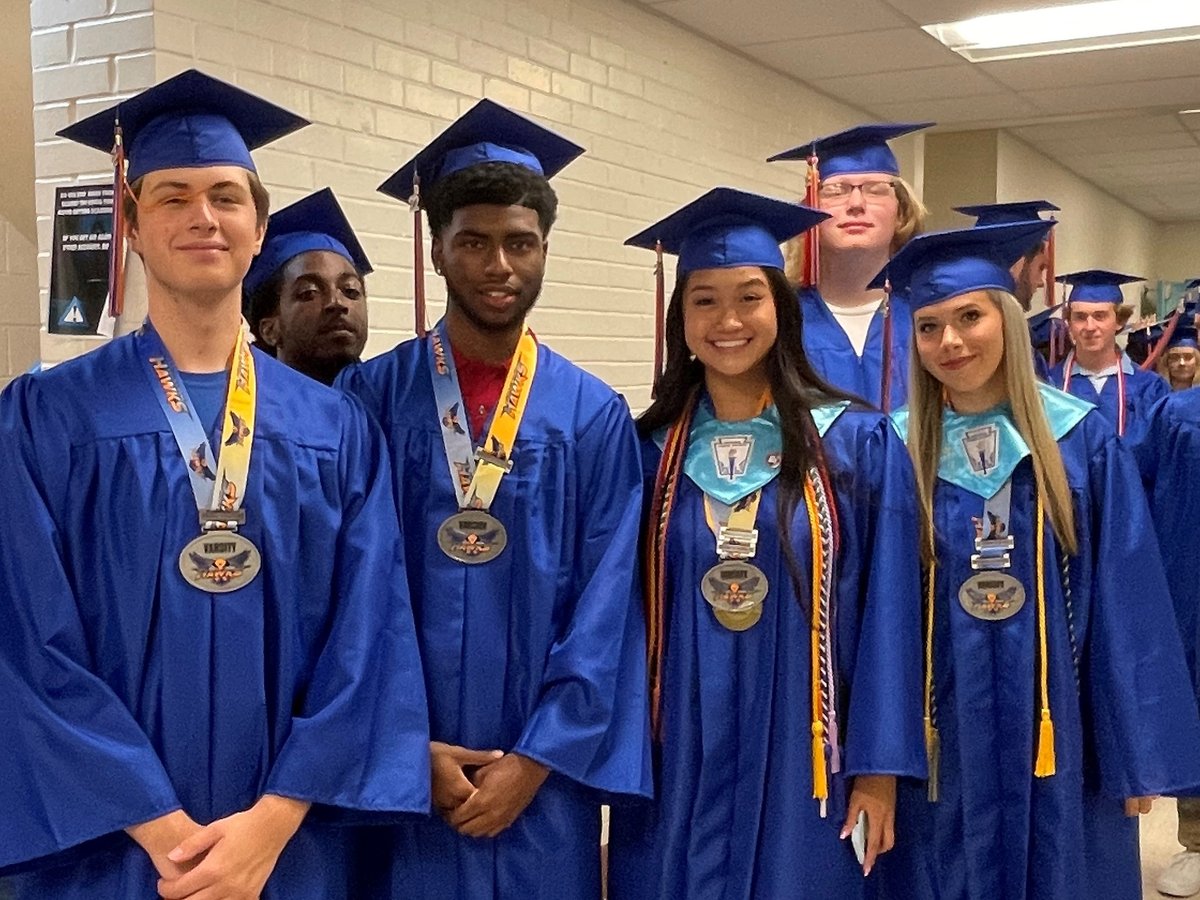 ValleyParkSD's tweet photo. Congratulations to the Class of 2022! You are an amazing group of students with incredible gifts! Go out and change the world! #VPPride https://t.co/VzRz6VdLHC