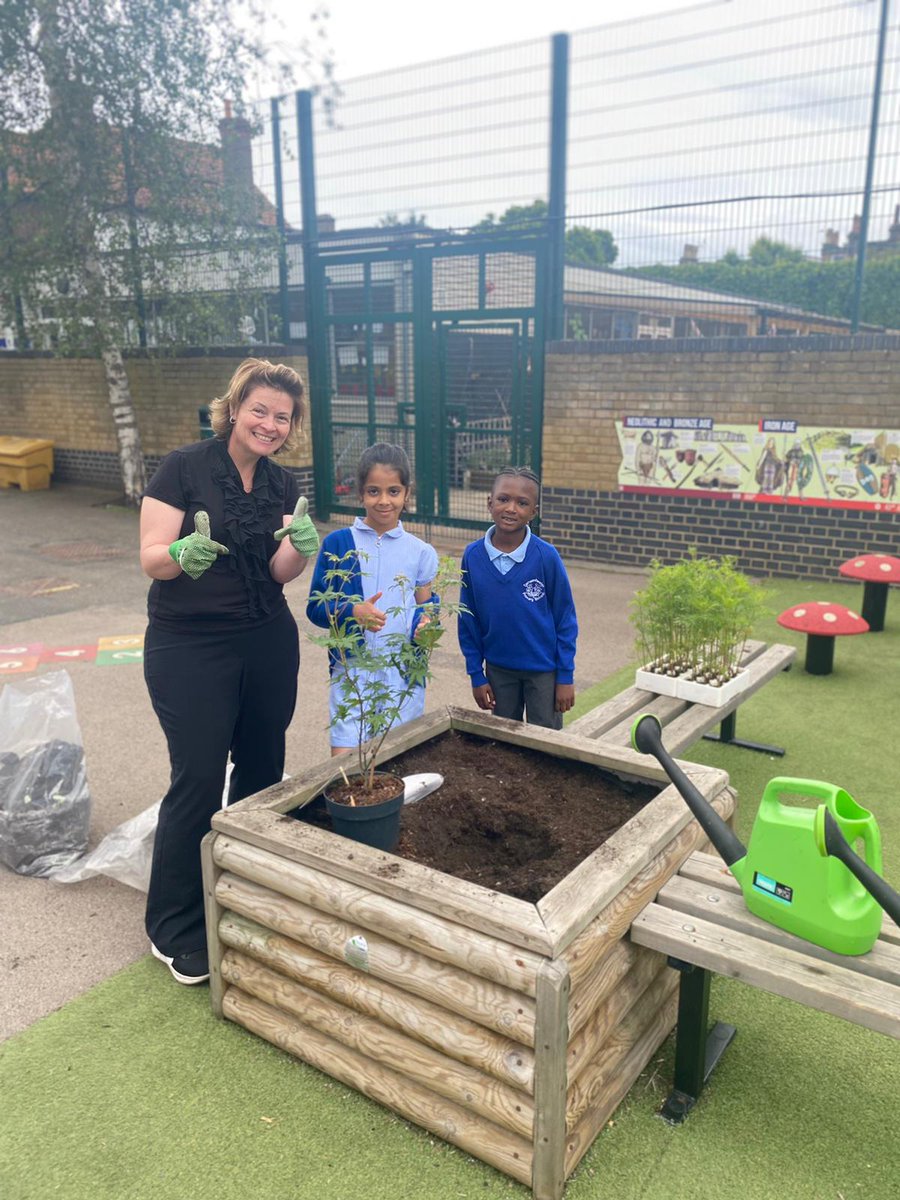 We are preparing for our official Queen's Green Canopy Ceremony tomorrow.
#Queen'sGreenCanopyJubilee2022