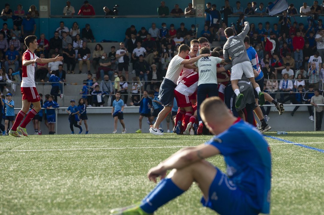 Vaya tarde, vaya temporada, pero sobre todo VAYA EQUIPAZO!!
Costó pero al final lo conseguimos, objetivo cumplido...
Somos de 3° RFEF!!
Gracias a todos por hacerlo tan especial, os quiero chavales 💙🔥