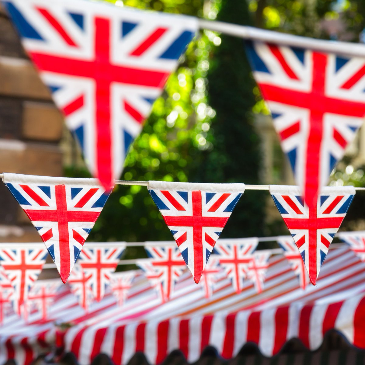 thebluelorry's tweet photo. How will you be spending your Jubilee Bank holiday weekend. Here are some of the events taking place in Buckinghamshire. Let us know yours and we'll be happy to share. https://t.co/bYrafp7mWO #jubileeweekend #buckinghamshire #jubileeevents #amesham #bletchley #chalfonts https://t.co/QOoWVOFtNe