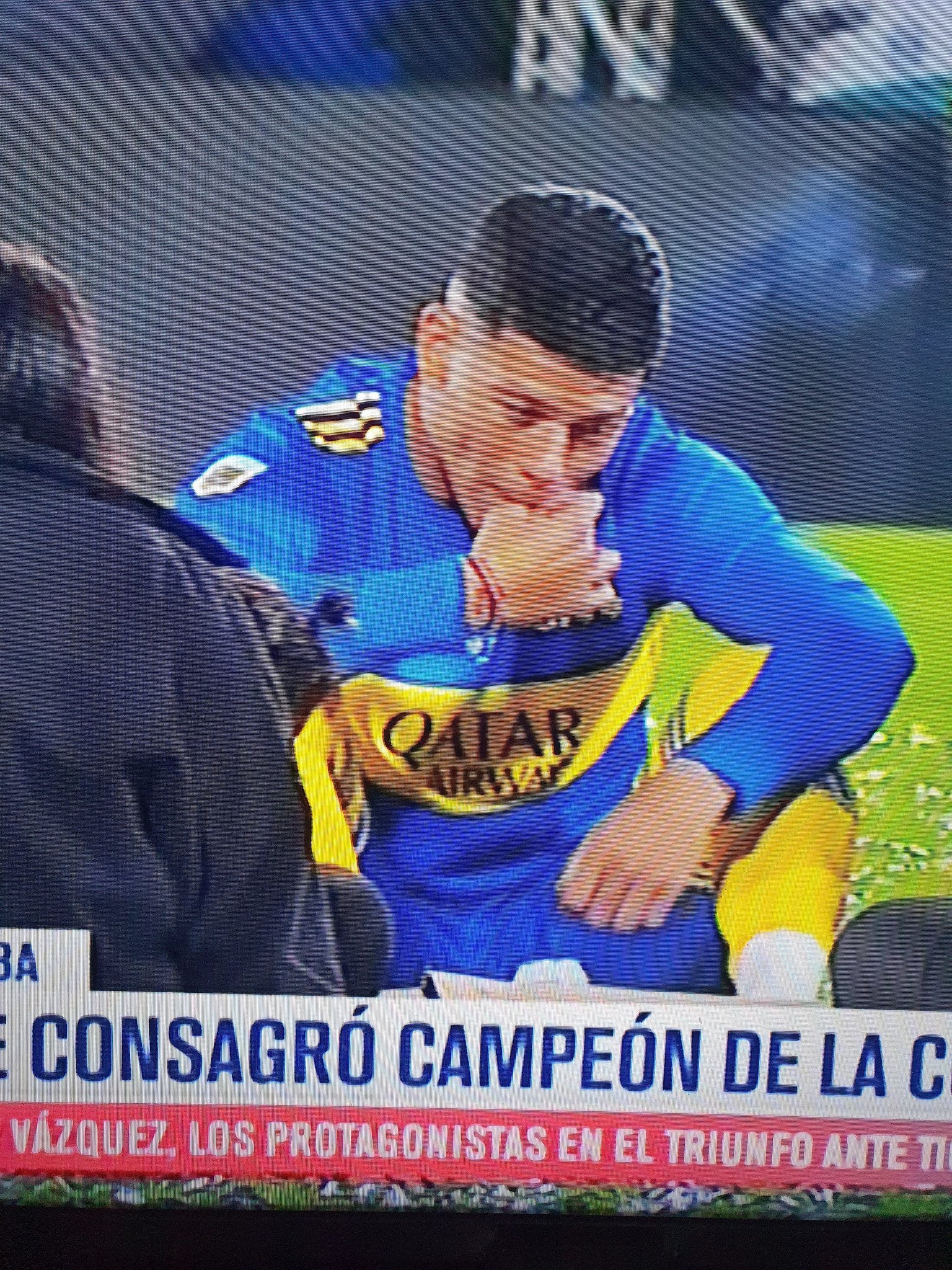 Rojo, do Boca Juniors, brinca ao ser flagrado fumando após título