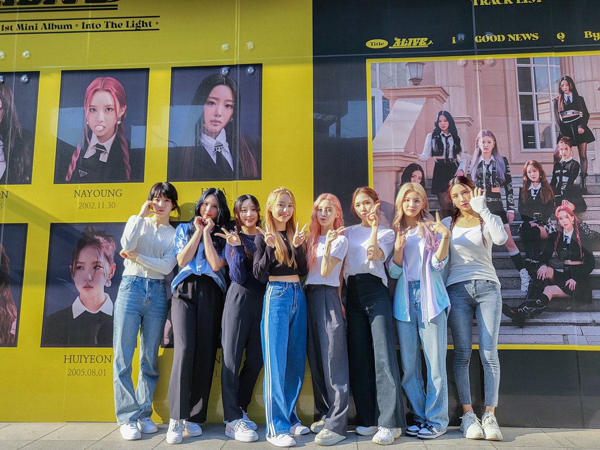 huiyeuon's tweet photo. ㅤ 
ㅤㅤ 
#Into_The_Light : NOW!
The walls of our company's 1st floor is covered with @LITCHSUM photos! 💛💚 We're going to meet real soon~~ so please look forward to #Into_The_Light 🥰 And don't forget to leave photos with LIGHTSUM when you come to Seongsu, SUMIT. 🙂 

ㅤㅤ https://t.co/rrha3KORKf