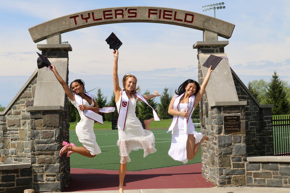 ColgateFH's tweet photo. Congratulations seniors! #forevergatefh #Colgate2022 https://t.co/3ViVJ0ebtJ