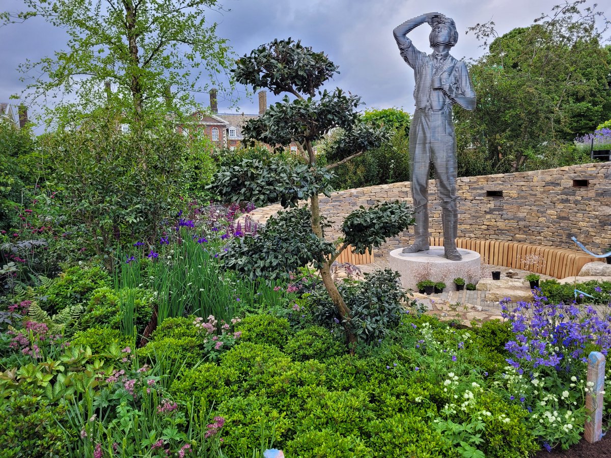 AlbionStone's tweet photo. This outstanding sculpture is the centre piece of the Chelsea Flower Show 2022, to commemorate the Battle of Britain. Albion Stone have supplied just over 4 tonnes of Grove Whitbed to John Everiss who is the designer and sculptor #ChelseaFlowerShow https://t.co/4zn991QLlb