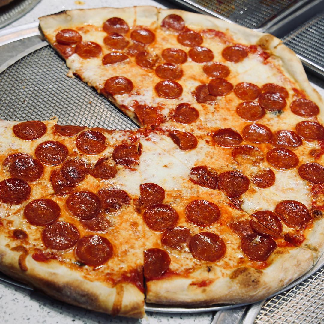 madeinnypizza's tweet photo. It will be love at first bite!😍
.
.
Order on Slice: https://t.co/t9Y6YubdLg
.
#fresh #pizza #grabaslice #tomatobasil #slice #square #madeinnewyorkpizza #NYEats #PizzaTime #NYPizza https://t.co/ftCdmROUto