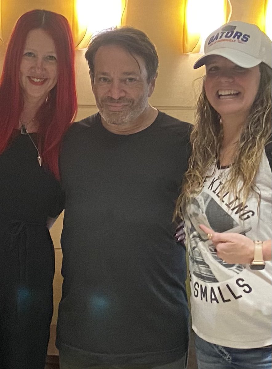 Beckydee1069's tweet photo. @ChrisKattan great to meet you! Thank you for what you do…you make people laugh and we need that. https://t.co/7aJkegIIhF