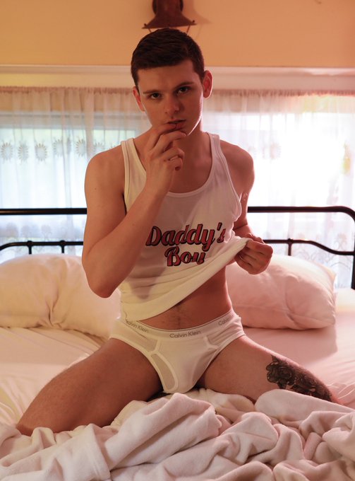 2 pic. Can I be your new boy? ? https://t.co/oNmgMpXy5i