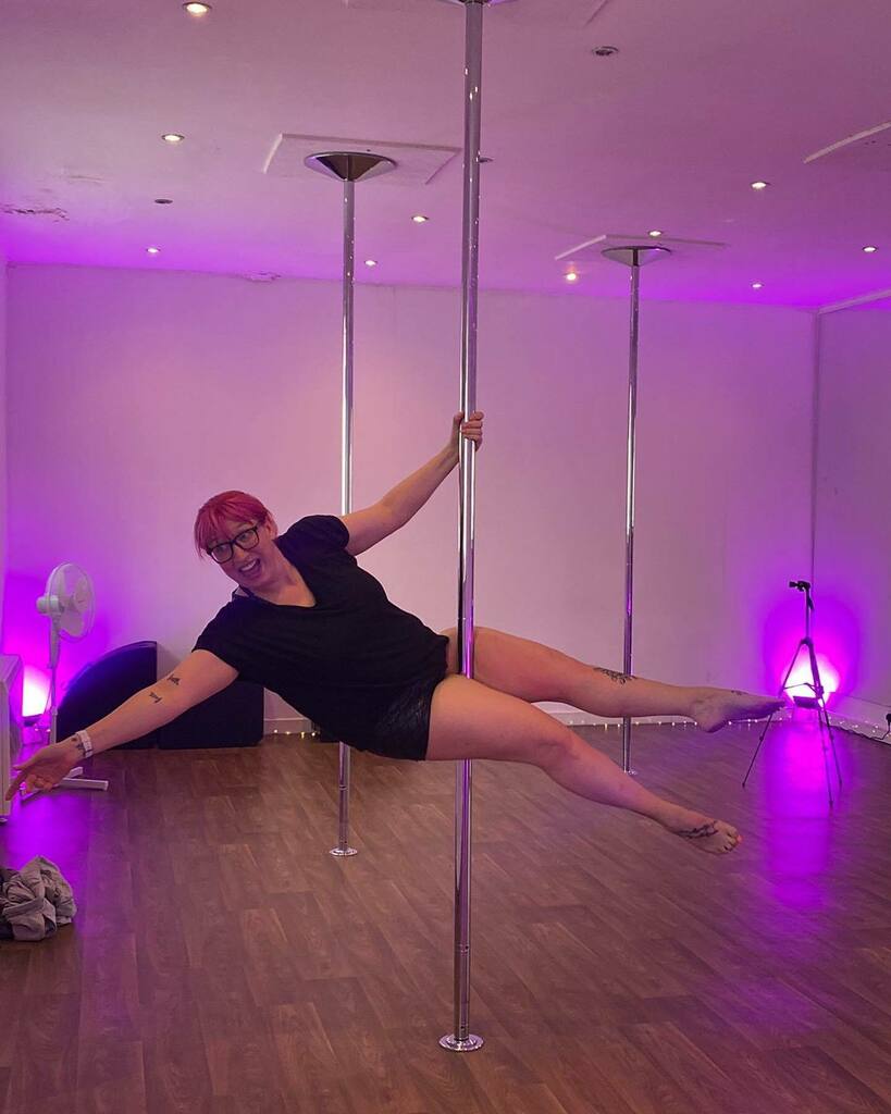 lojovstheworld's tweet photo. One day I may look graceful and not like I just accidentally ended up here. 

#poledance #poledancer #poledancing #beginnerpole #begginerpoledancer #scissorsit https://t.co/vXPNUE1mji https://t.co/widpLlQ2IF