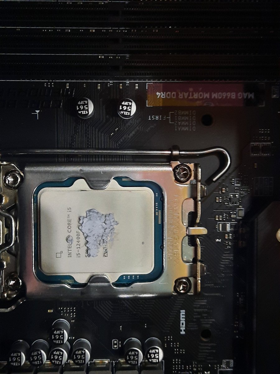 AakashShaikh3's tweet photo. How' s my thermal paste application. Xoxo lol. @LinusTech @bitwitkyle @JayzTwoCents https://t.co/HCLJUq78qj