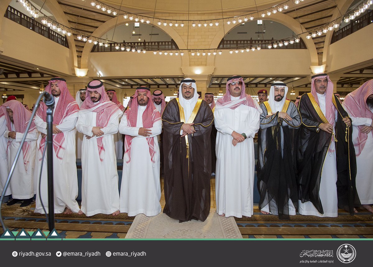 alsbah_anzh's tweet photo. سمو نائب أمير منطقة الرياض
محمد بن عبدالرحمن بن عبدالعزيز آل سعود 
يؤدي صلاة الميت على
الشيخ طراد بن راكان بن بشير المرشد 
شيخ شمل قبيلة السبعة من عنزة 
رحمة الله تعالى وغفر له 
ابو مطشر https://t.co/yFihbB3EBW