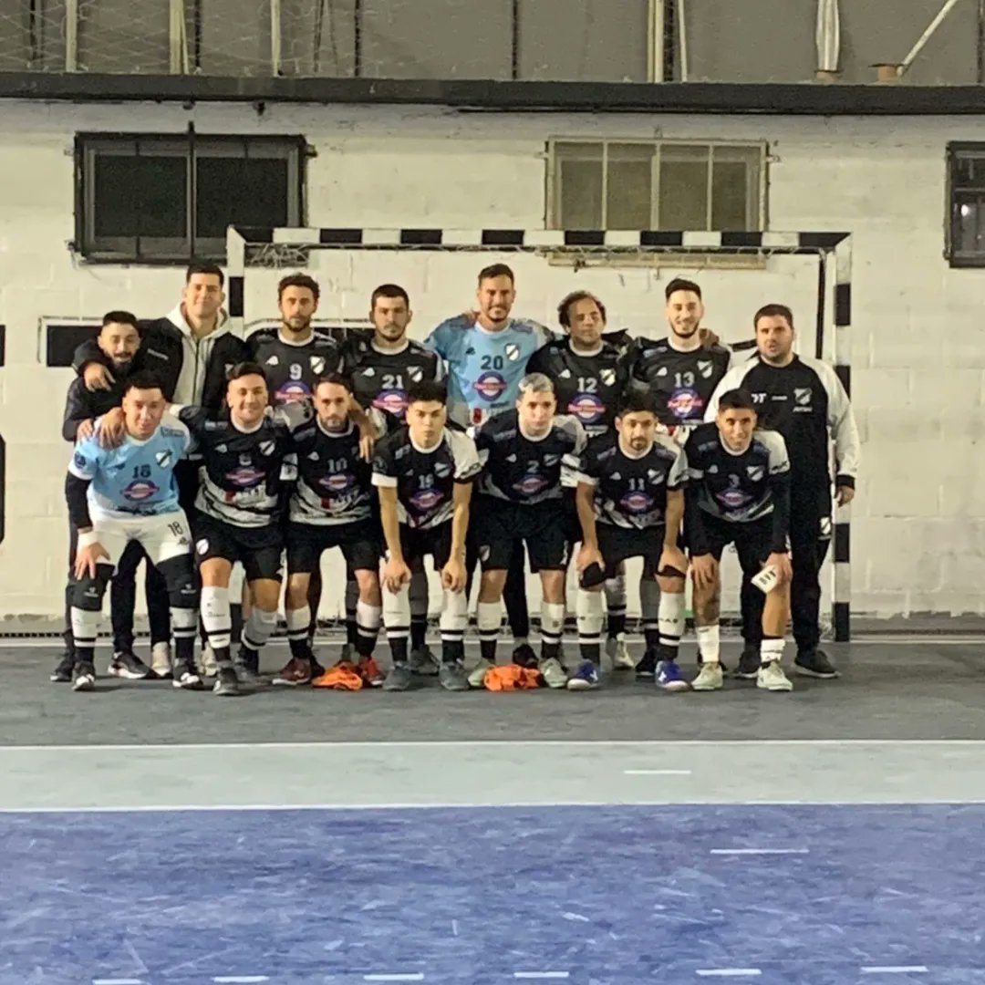 AllBoysBafi's tweet photo. Por la fecha 8 del torneo @buenosairesfutsal.ok recibimos a @club8deoctubre 
Octava 👎
Septima 👎
Sexta 👎
Quinta 👎
Cuarta 🤜🤛
Tercera 👎
Primera 👍

Vamos All Boys 🤍🖤🤍 https://t.co/fzEf5wGQ20