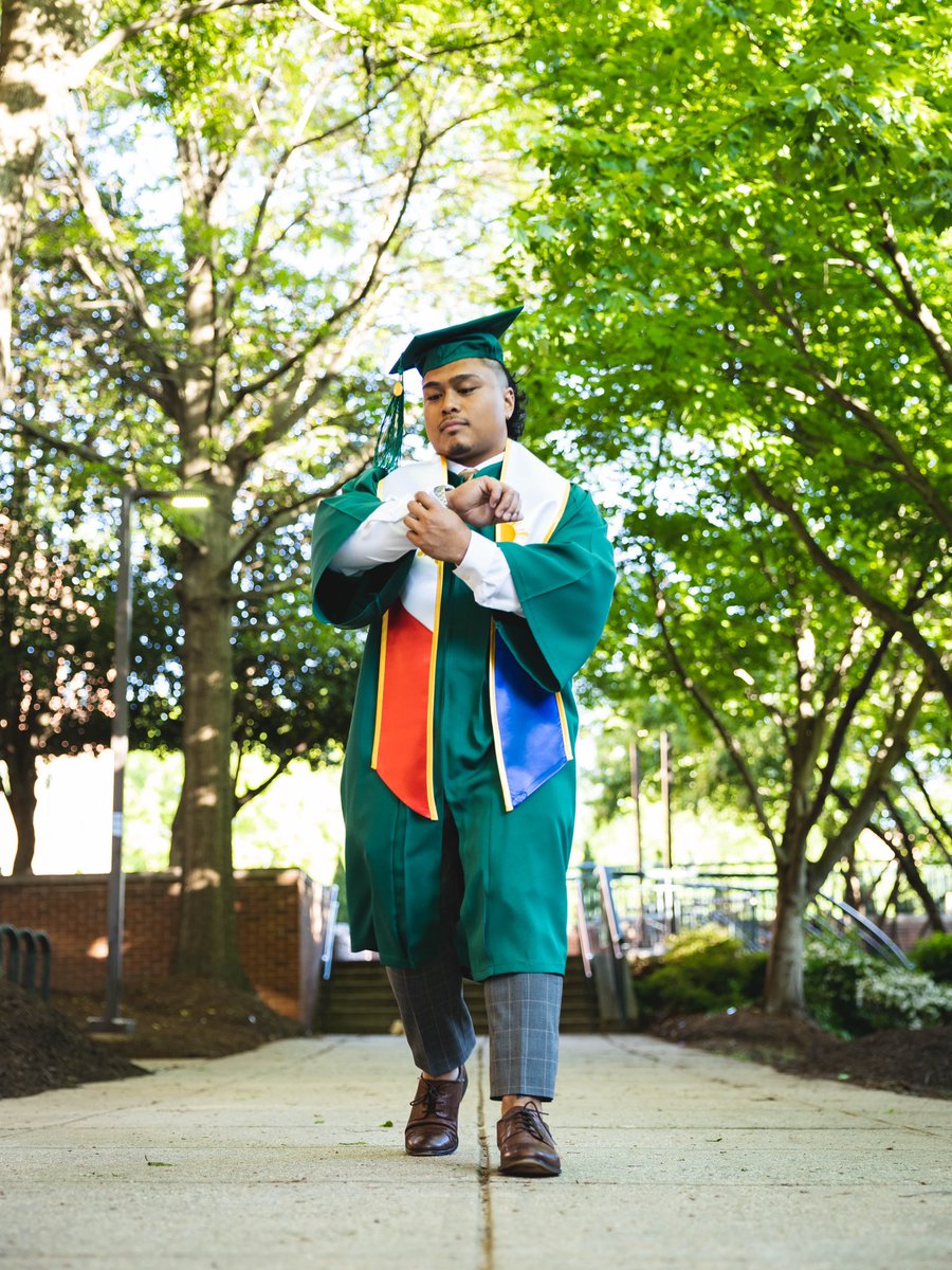 Joseph_Baytan's tweet photo. Seven years later, I finally did that and got my B.S. in Kinesiology 🎓

Show the boy some love🤞🏽💞 https://t.co/ClwnXUIvK2