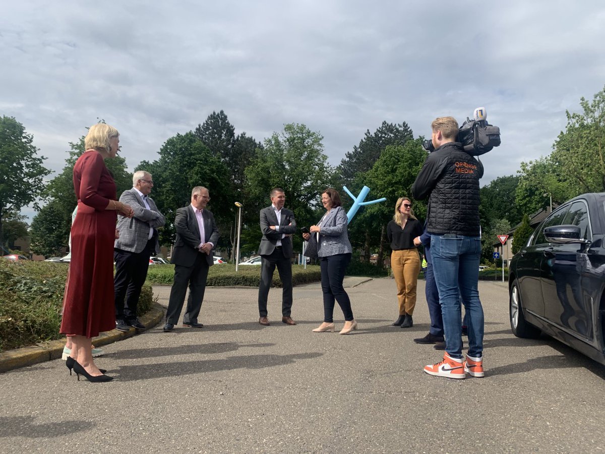 L1mburg Centraal: een zorgpark waar de voordeur van de huizen altijd open staat. De minister van langdurige zorg kwam persoonlijk naar #Geleen voor de opening daarvan. #Ouderen met #dementie kunnen in Parc Glana in alle #vrijheid rondlopen

l1.nl/l1mburg-centra… #parcglana